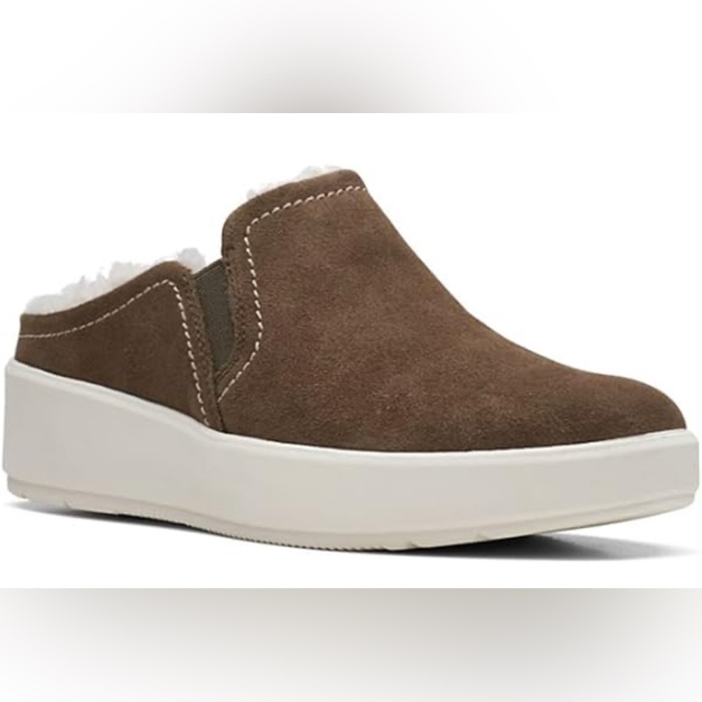 Clark’s Clayton Gem slip on shoes. Women size 7. Dark‎ Olive Suede.